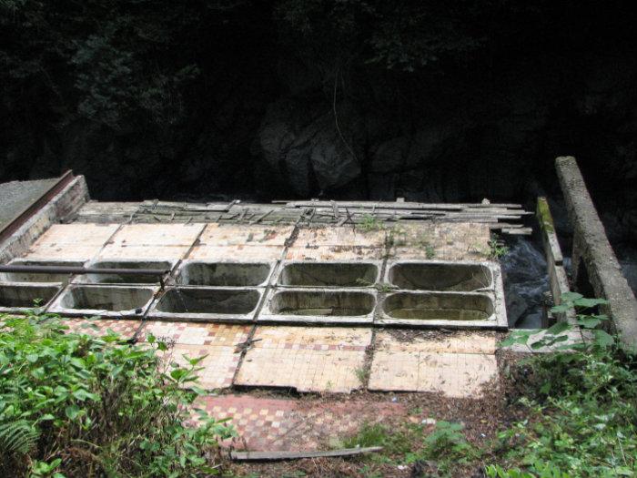 Радоновые ванны в абхазии. Радоновые ванны абхазия акармара. Радоновые ванны абхазия ткуарчал. Термальные источники в ткуарчал абхазия. Радоновые ванны в абхазии.