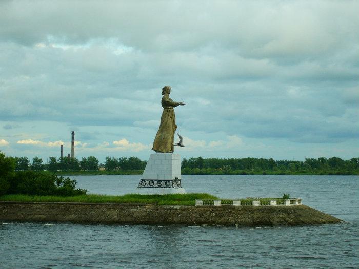 Памятник в реке. Мать-Волга Рыбинск. Монумент Волга-мать в Рыбинске. Рыбинск статуя мать-Волга. Памятник Волге в Рыбинске.