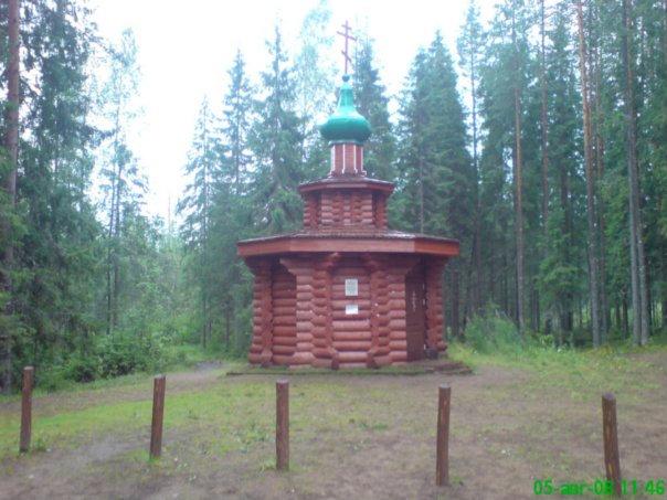 Построим источник. Источник Серафима Саровского в Окуловке. Источник Серафима Саровского Окуловка часовня внутри. Святой источник Окуловка. Святой источник 55 км.