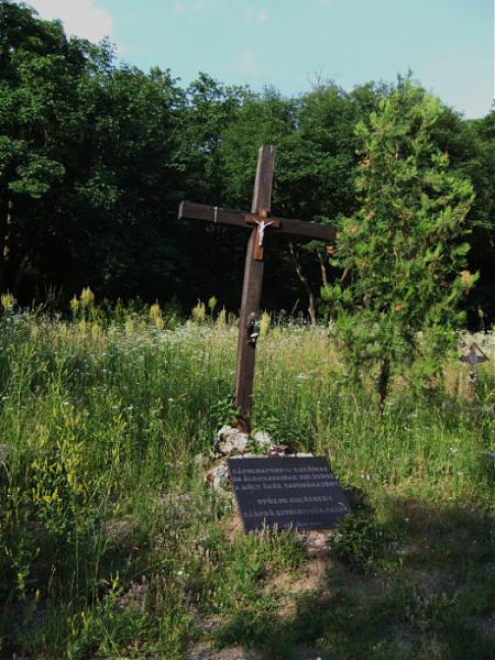 Memorial Crucifix and Cemetery - Kápolnapuszta | monument, cross