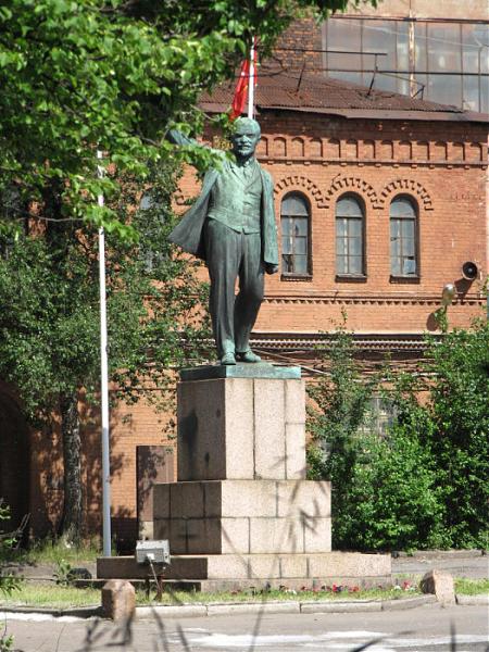 Ленино санкт петербург. Памятник Ленину в Санкт-Петербурге. Памятники Ленину в СПБ. Памятник Ленину на Васильевском острове. Памятник Ленину у завода красный Выборжец.