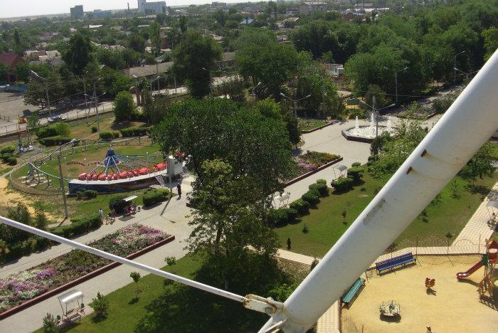 Город сальск. Сальск парк. Сальск городской парк. Сальск парк аттракционов. Сальск Ростовская область парк аттракционов.