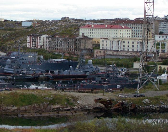 Город полярный мурманская. Город Полярный Мурманская область. Полярный поселок Мурманская. Полярный Мурманской области сейчас. Штаб Кольской флотилии г Полярный.