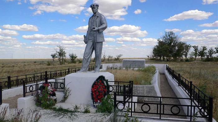 Палласовка волгоградская область. Поселок Эльтон памятники. Братская могила Палласовка. Памятники Палласовского района Волгоградской области. Братские могилы Эльтон.