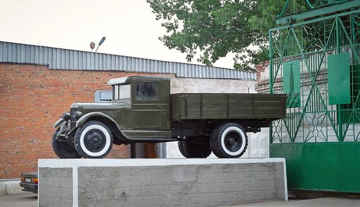 Машины в каменск шахтинске. Памятник военным автомобилистам Каменск Шахтинский. Памятник полуторка Каменск-Шахтинский. ЗИС 5 Юрга. Автомобиль-памятник "ЗИС-5".