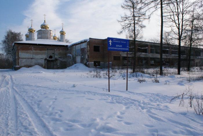 Крестовоздвиженский храм орехово зуево. Крестовоздвиженская Церковь Орехово. Крестовоздвиженский храм Орехово-Зуево официальный сайт. Орехово-Зуево Церковь карболит.