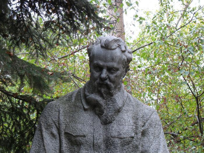 Памятник бажову. Бажов памятник в Екатеринбурге.