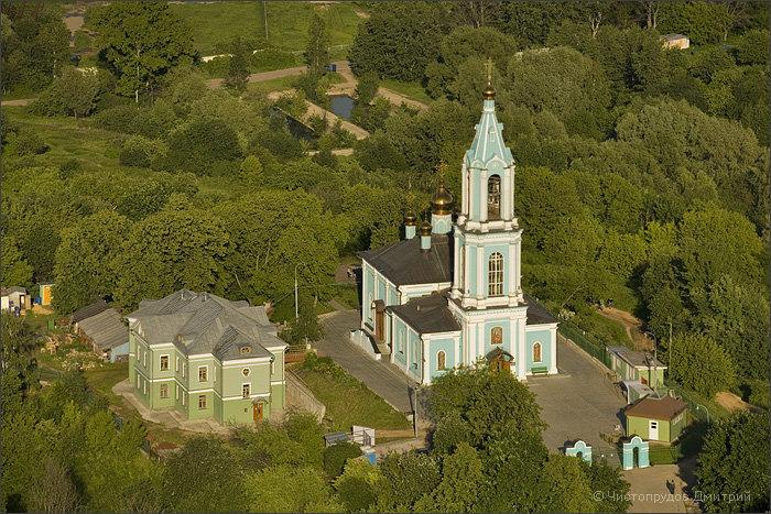 Богослужение на крылатских холмах. Родник в Крылатском. Церковь на Крылатских холмах. Храм Крылатское Рождества Богородицы. Родник Крылатские холмы.