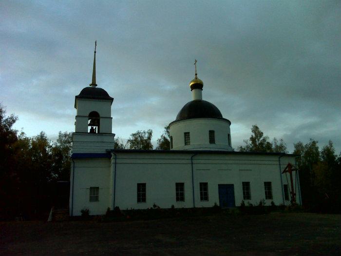 Храм зюзино раменский. Зюзино храм Рождества Богородицы. Церковь в Зюзино Рождества Пресвятой Богородицы. Храм Зюзино Раменский район. Храм села Зюзино Раменский район.