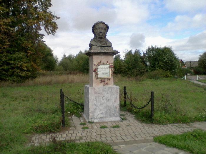 Памятник Пушкина в Калязине. Памятник Пушкину в Калязине. Википедию о памятнике Опарина.