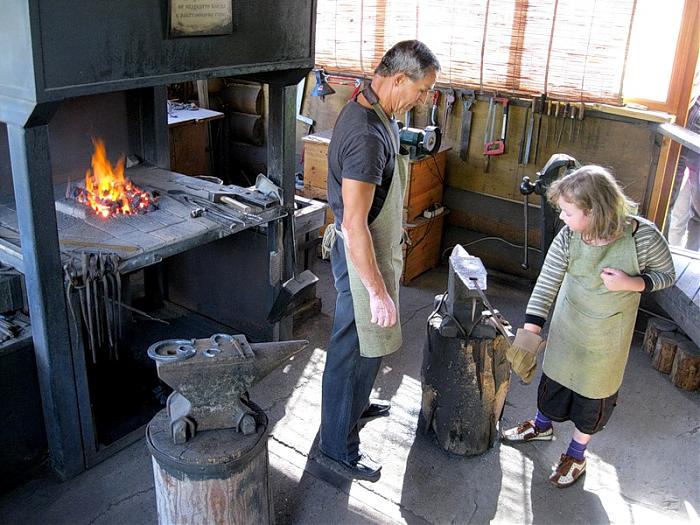средневековая кузнечная печь. кузница_молот_наковальня. небольшой кузницы. георгиевская, д. обустройство кузницы.