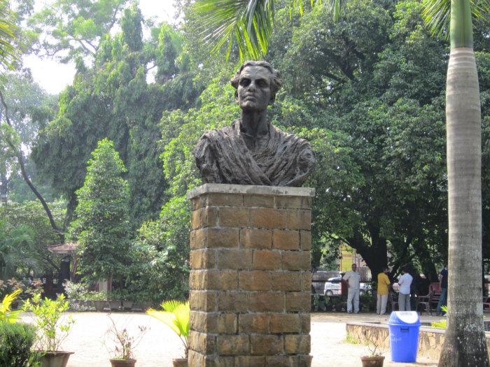 Changampuzha Statue - Kochi