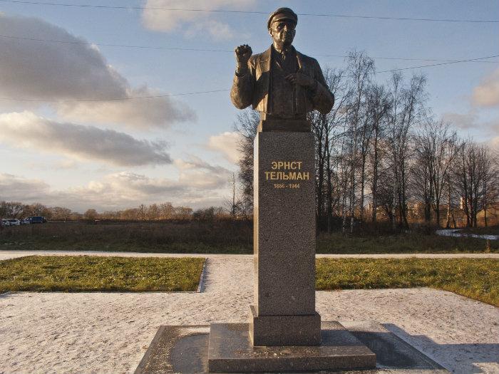 Поселок тельмана. Памятник Тельману в поселке Тельмана. Пос им Тельмана Ленинградская область. Памятник Эрнсту Тельману в поселке Тельмана. Бюст Эрнста Тельмана поселок Тельмана Тосненский район.