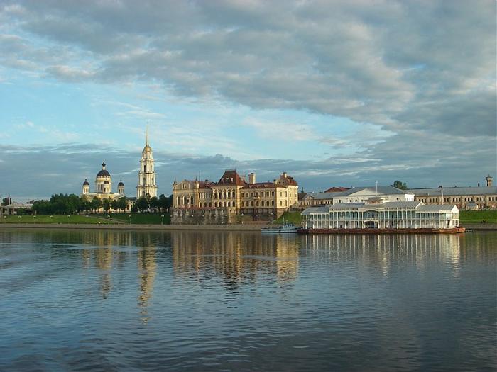 Рыбинский. Волжская набережная Рыбинск. Рыбинск центр города набережная. Набережная в н. Рыбинск. Музей в Рыбинске на набережной.