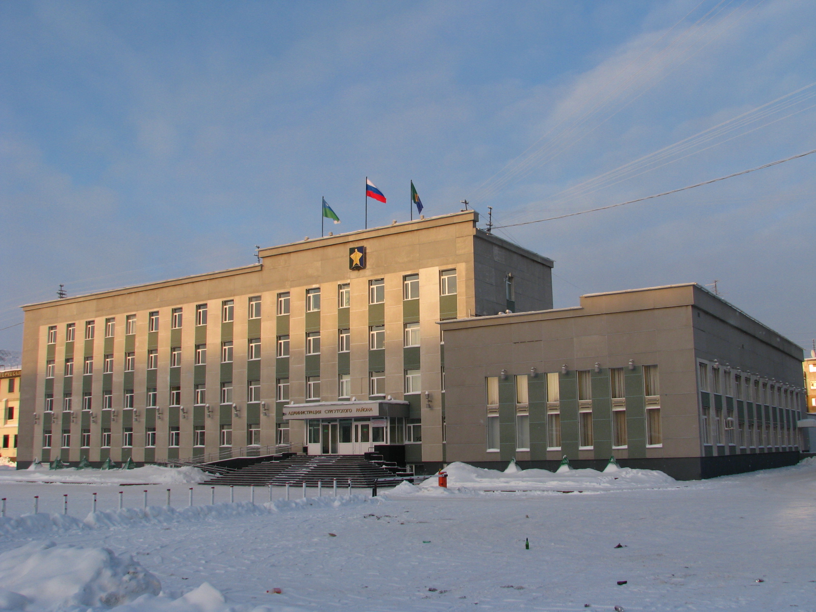 Сургут прием. Администрация Сургутского района. Администрация поселка Солнечный Сургутский район. Здание администрации Сургута. Администрация здание Солнечный Сургутский район.