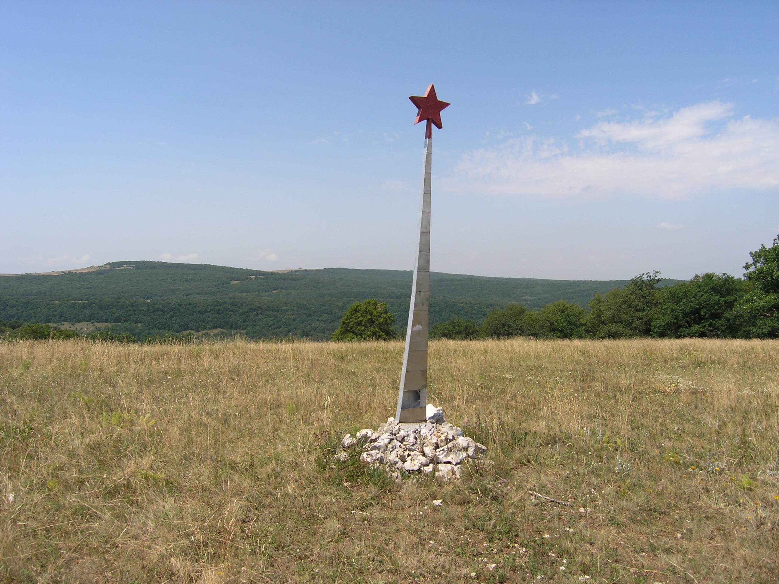 Картинки обелиск в лесу