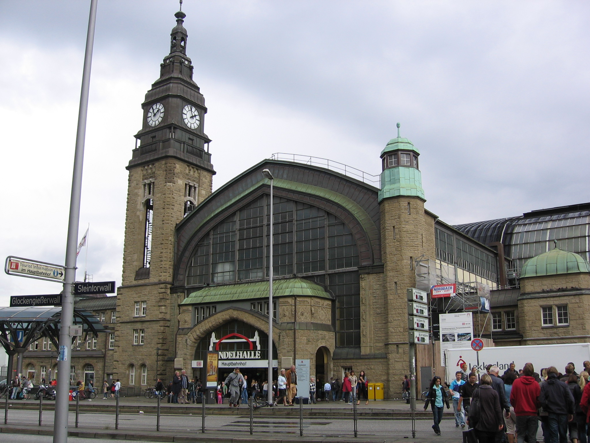 action hamburg nähe hauptbahnhof