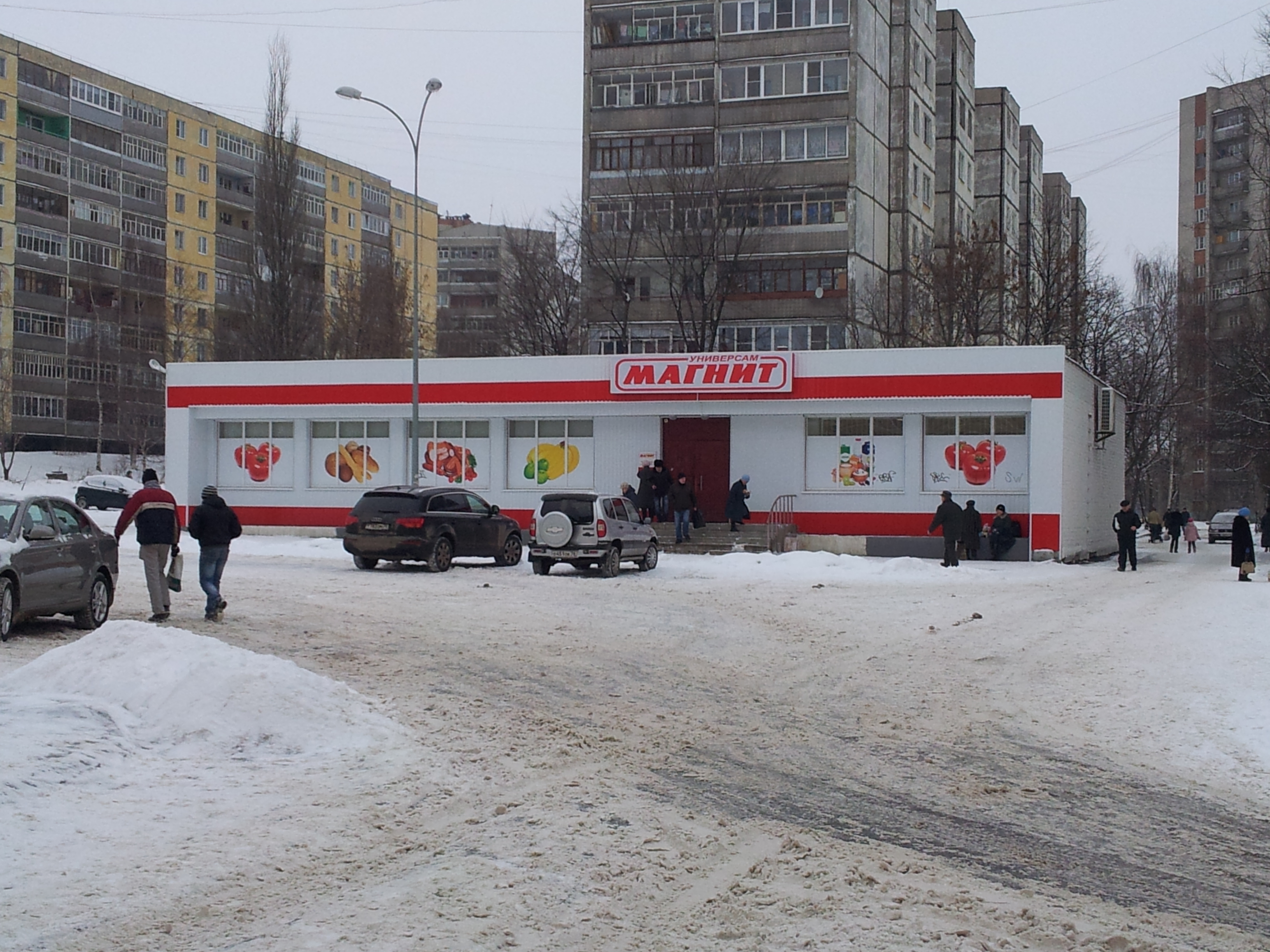 Фото магазина зимой. Моторостроителей Рыбинск магнит. Рыбинск магнит на ул Луначарского. Магнит зима магазин. Магазин магнит Рыбинск.