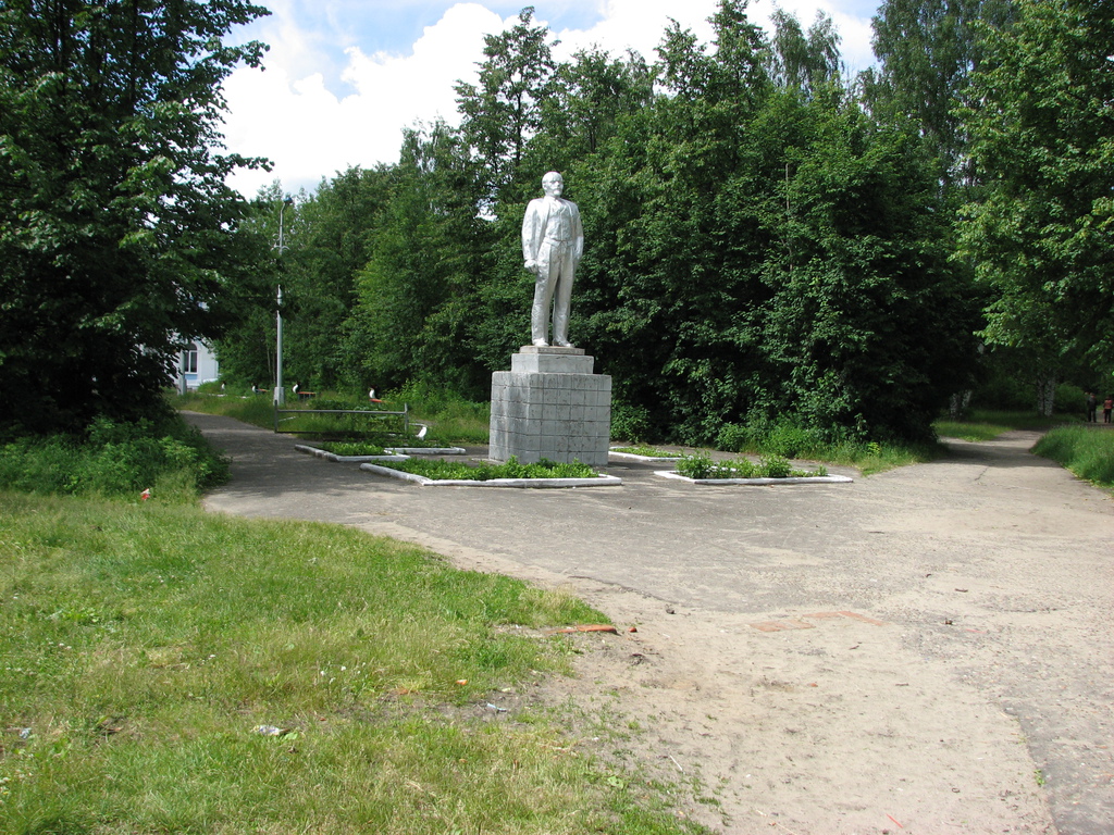 Красновишерск без границ. Памятники Красновишерска. Памятник Ленину в Красновишерске. Школа 1 Красновишерск. Красновишерск дворец культуры.