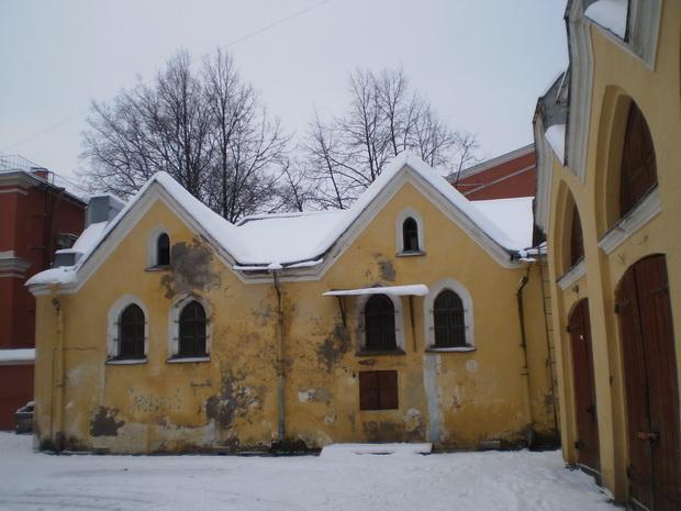 Почта петергоф. Петергоф дача Кавоса. Здание почты в Петергофе Бенуа. Флигель дома Бенуа. Дворовые флигели дома Бенуа.