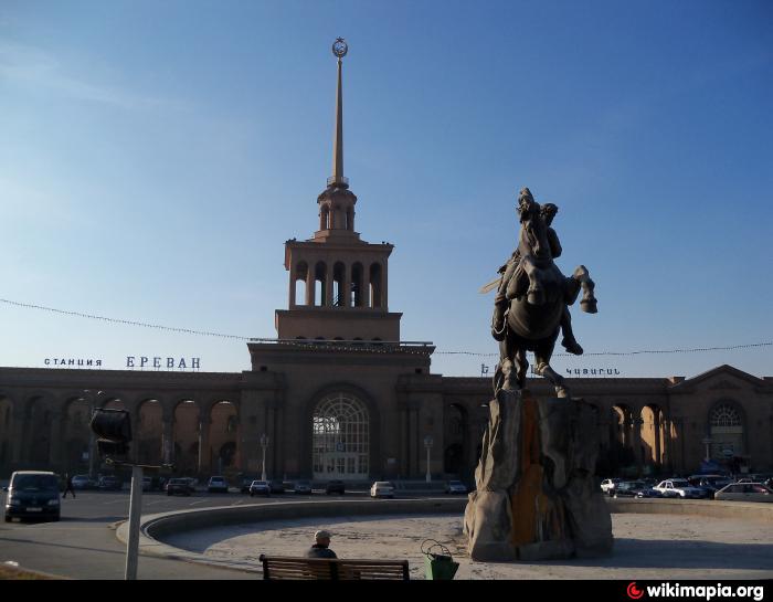 Ереван вокзал. Памятник на вокзале в Ереване. Ереван Вокзальная площадь.