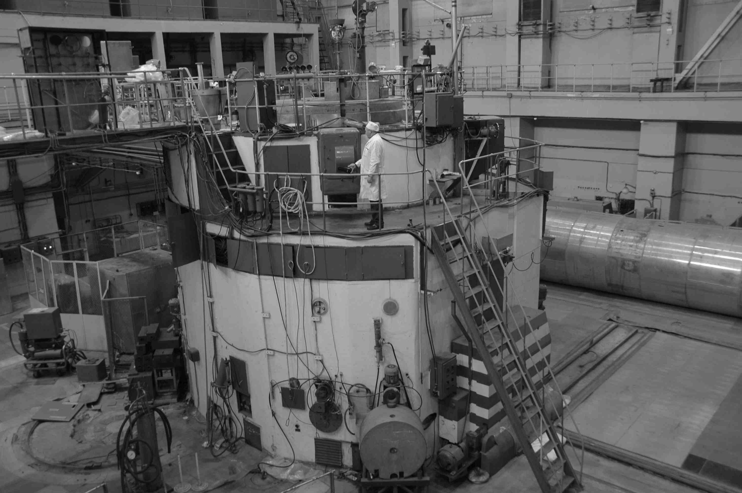 Открытие аэс. Первая в мире атомная электростанция в Обнинске 1954. Обнинск первый атомный реактор. Первая в мире АЭС В Обнинске. Реактор в Обнинске 1954.