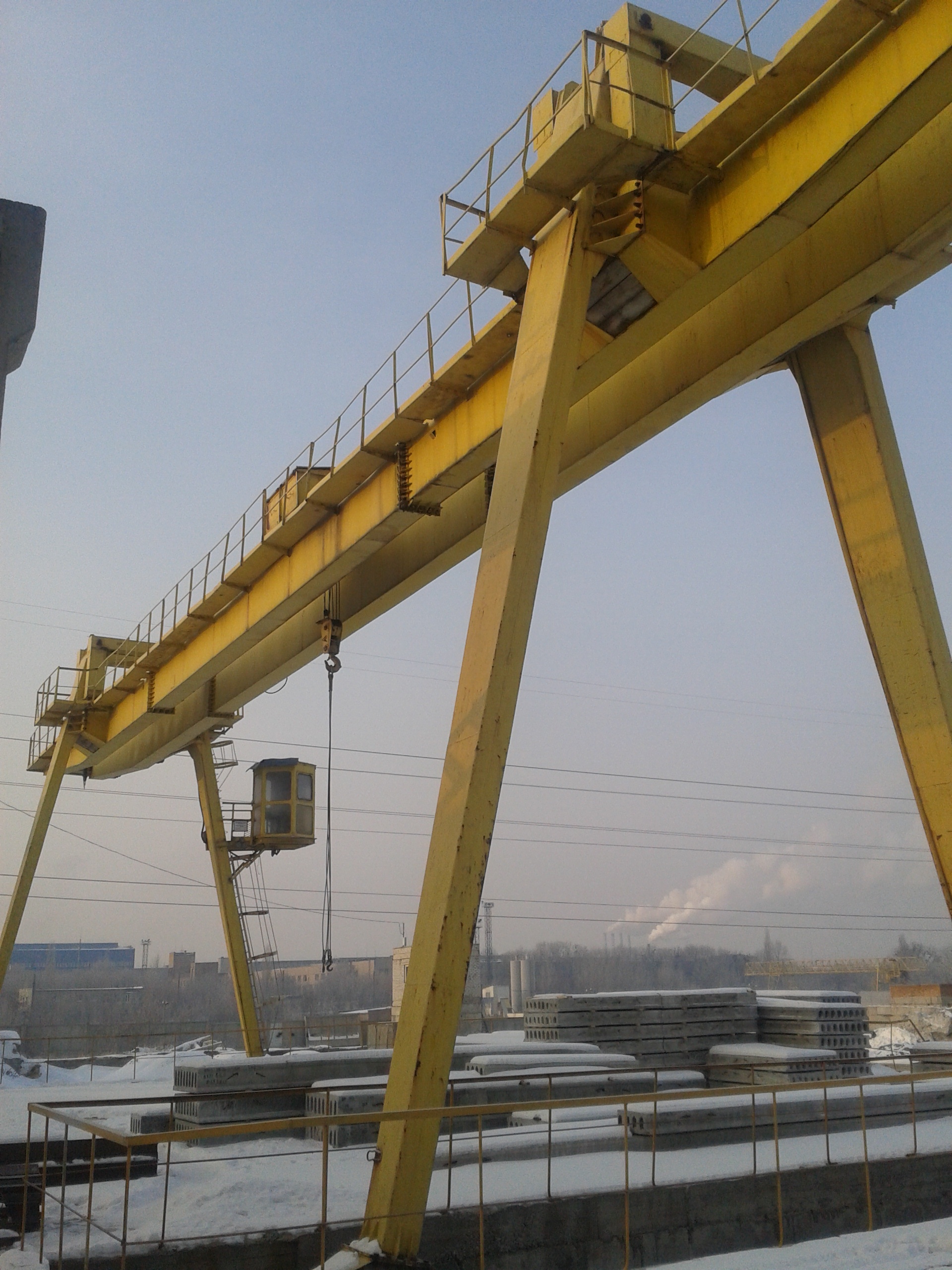 козловой кран 5т. фундамент под козловой кран. площадка с козловым краном. площадка козловым краном. открытая площадка с козловым краном.