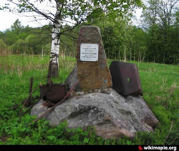 Обелиск деревне. Лопухинка Ломоносовский район памятник партизанам. Мемориал у деревни Лужки Ломоносовский район лен обл. Урочище Ломоносово. Деревня Лужки Ленинградская область.