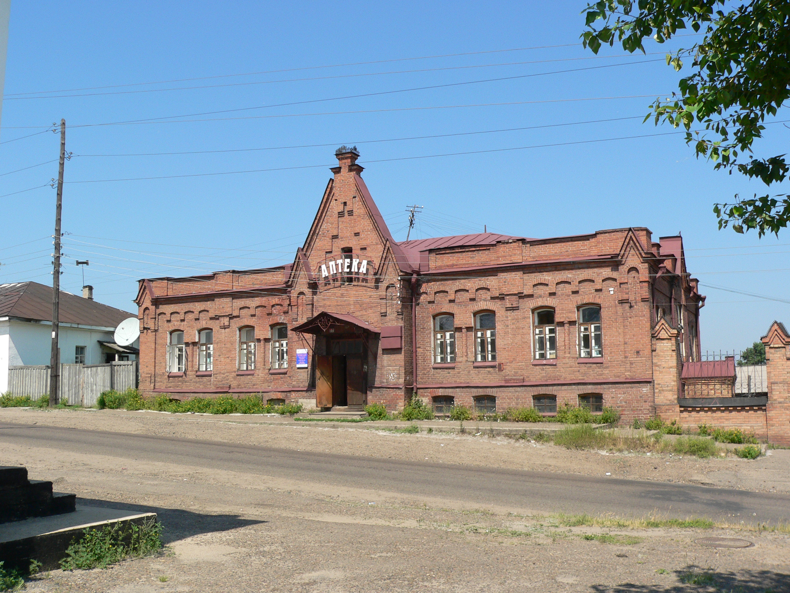 Енисейск ул рабоче крестьянская. Аптека г. Енисейск. Здание аптеки Енисейск. Енисейск кирпичные здания. Енисейск центр.