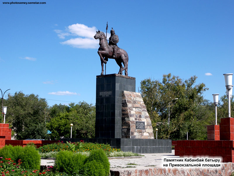 Город семей описание. Памятник Кабанбай батыра. Памятник Кабанбай батыру в Талдыкоргане. Семипалатинск памятники. Памятник Кабанбай батыру в Усть-Каменогорске.