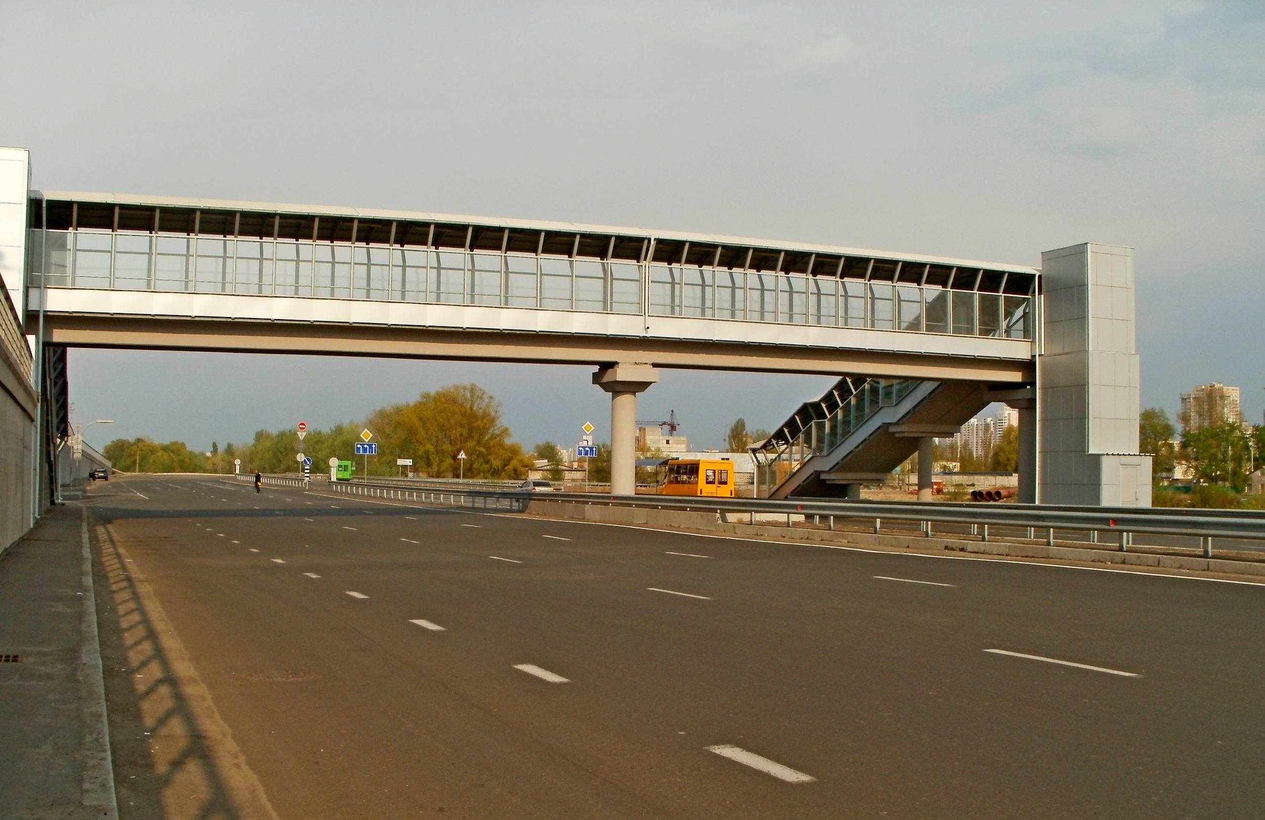 мост через дорогу фото