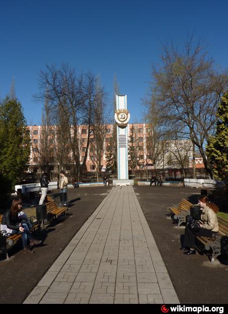 Калуга округ. Памятник красного Знамени Калуга. Октябрьский округ Калуга. Октябрьский округ города Калуги. Памятный знак в Калуге.