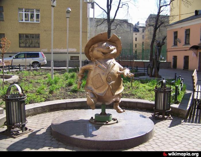 Улица правды памятник. Дворик волшебник изумрудного города в Петербурге. Двор со скульптурами волшебник изумрудного города. Изумрудный город ул правды д 2-8. Садовая Черногрязская дворик со скульптурами.