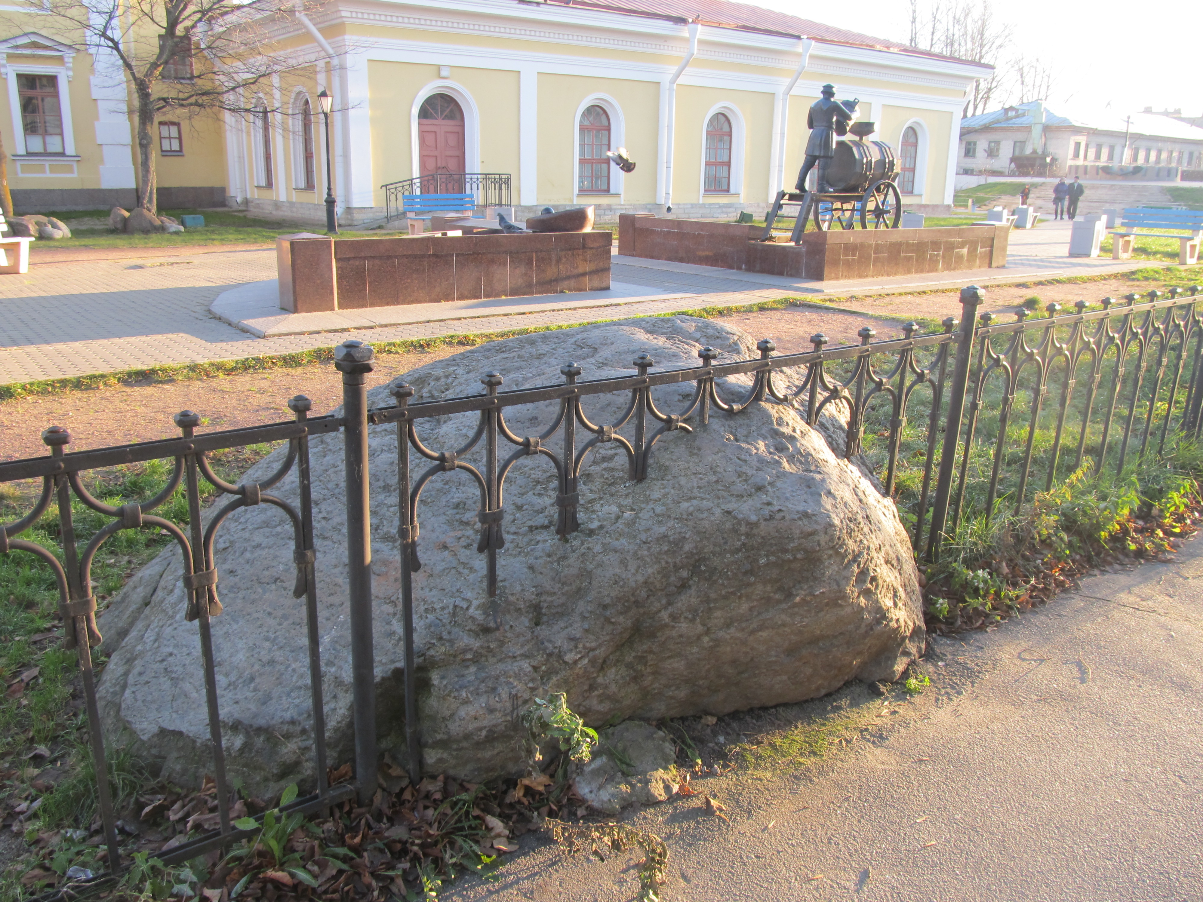 Камень петербург. Валуны в Санкт-Петербурге. Камень преподобного в ограде. Чугунное ограждение Кронштадт. Кронштадт каменные плиты.