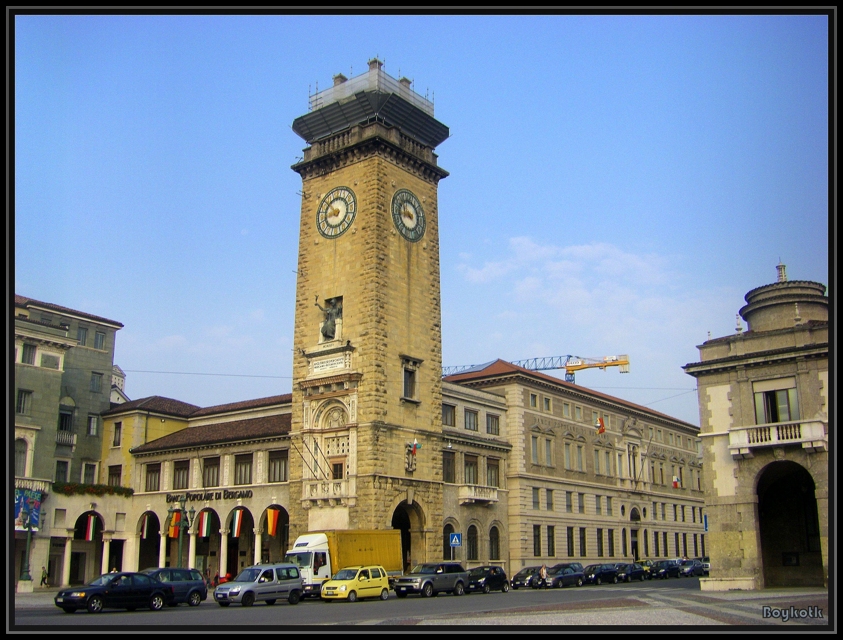 Башни пал. Бергамо башня Торре Чивика. Башня павшим Бергамо. Университет Бергамо. Time Italy.