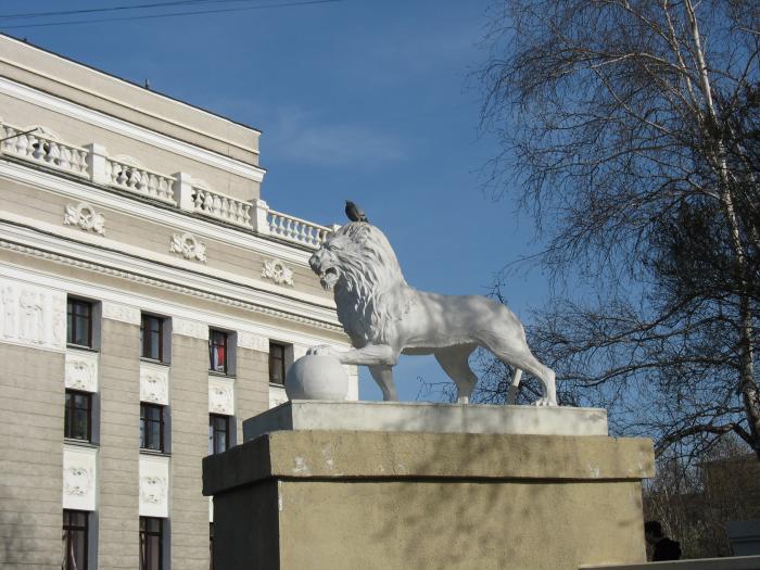 Лев в екатеринбурге. Оперный и Лев Екатеринбург. Оперный театр Екатеринбург статуи. Екатеринбург львы оперного театра. Лев статуя ЕКБ.