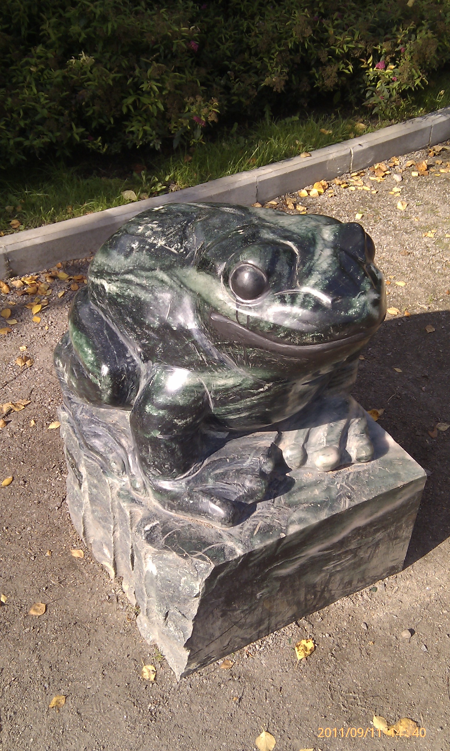 лягушки в питере. памятник лягушке в санкт-петербурге. питер памятник лягушке в спб. жабы санкт петербурга. жаба спб.