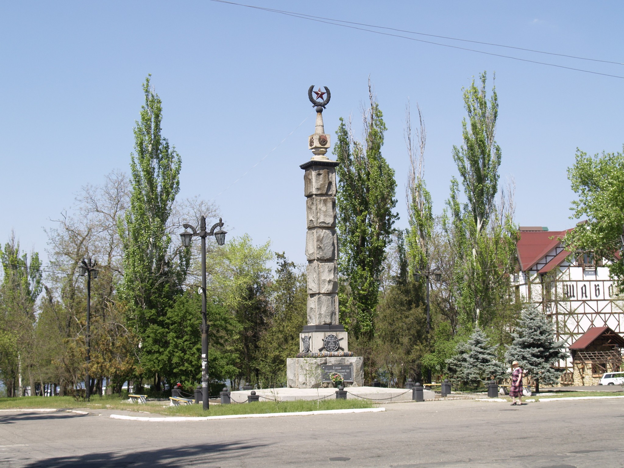 Нова каховка. Город новая Каховка. Новая Каховка памятник героям гражданской войны. Новая Каховка фотографии города. Памятник героям Каховка Москва.