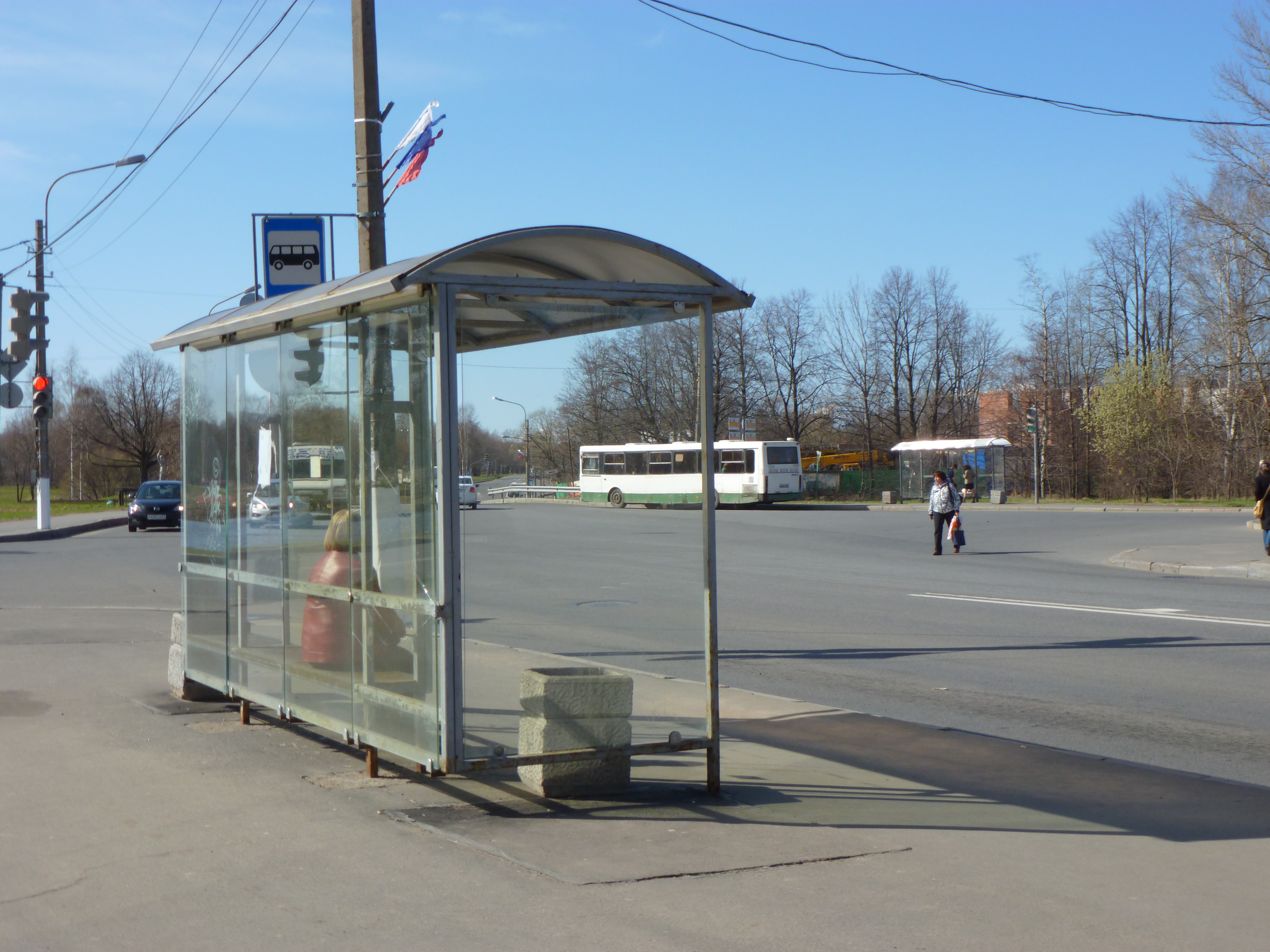 Рф остановиться. Автобусная остановка. Автобусная остановка в России. Остановка в Санкт-Петербурге. Красивые автобусные остановки.