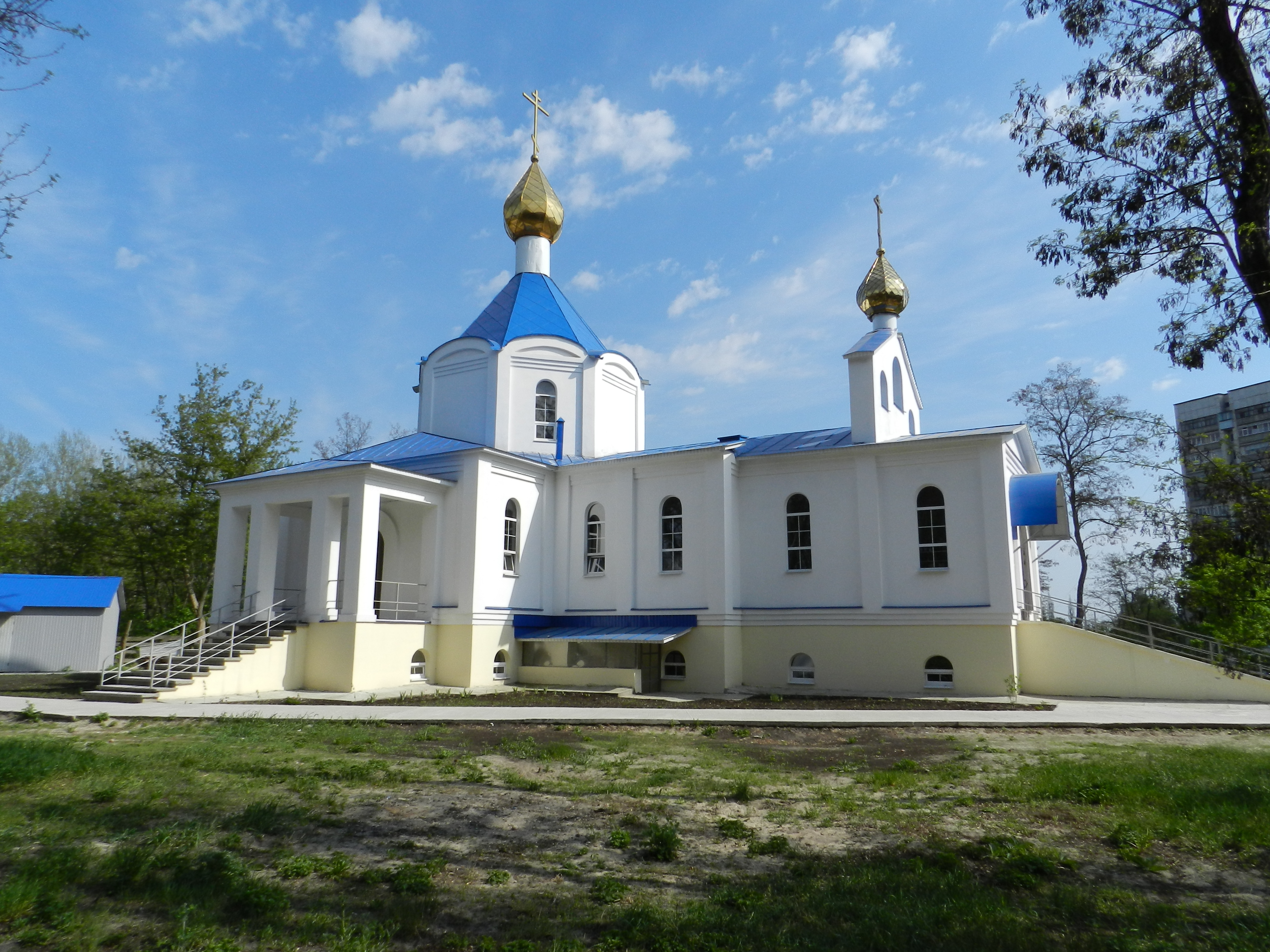 Храм целителя. Храм великомученика Пантелеимона Курск. Церковь Пантелеймона целителя Курск. Храм Пантелеймона целителя Курск на КЗТЗ. Храм на КЗТЗ Курск.