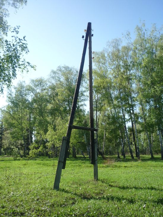 Столб буквы. Старый деревянный столб. Столб в деревне. Деревенские столбы. Столбы и буквы.