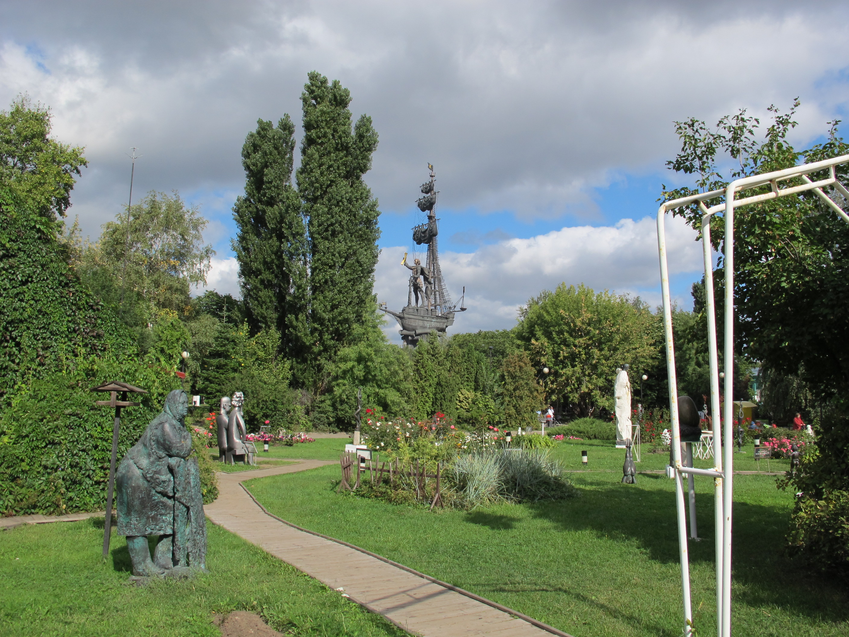 Парк скульптуры москва. Парк искусств Музеон. Парк музей Музеон. Сад скульптур Музеон. Парк скульптур Москва Музеон.