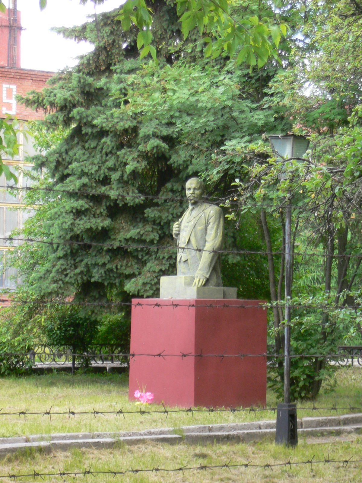 Карболит орехово зуево. Памятник Ленину в Орехово-Зуево. Завод карболит Орехово-Зуево. Орехово-Зуево памятник Ленину в гор парке. Памятник Помни Орехово Зуево карболит.