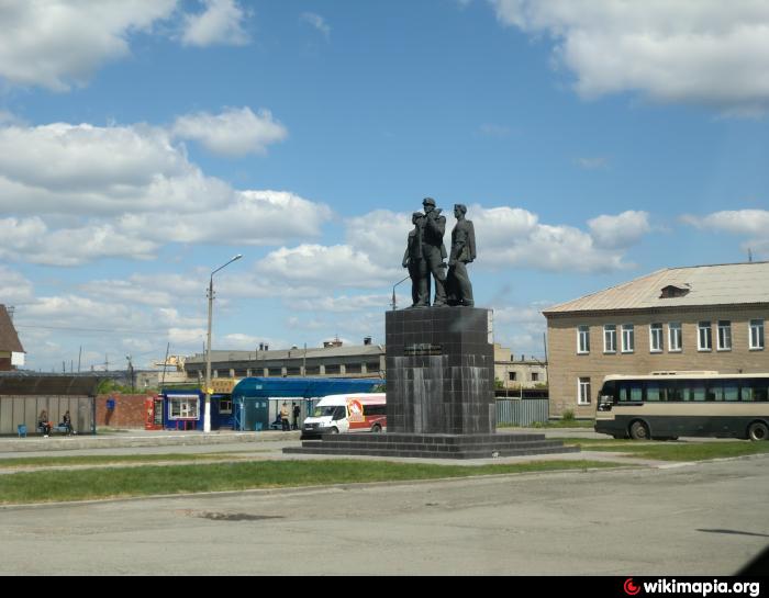 Коркино челябинская область. Памятник шахтерам Коркино. Город Коркино Челябинской. Памятник горнякам Шахтёрам и первостроителям Коркино. Коркино горнякам шахтерам памятник горнякам.