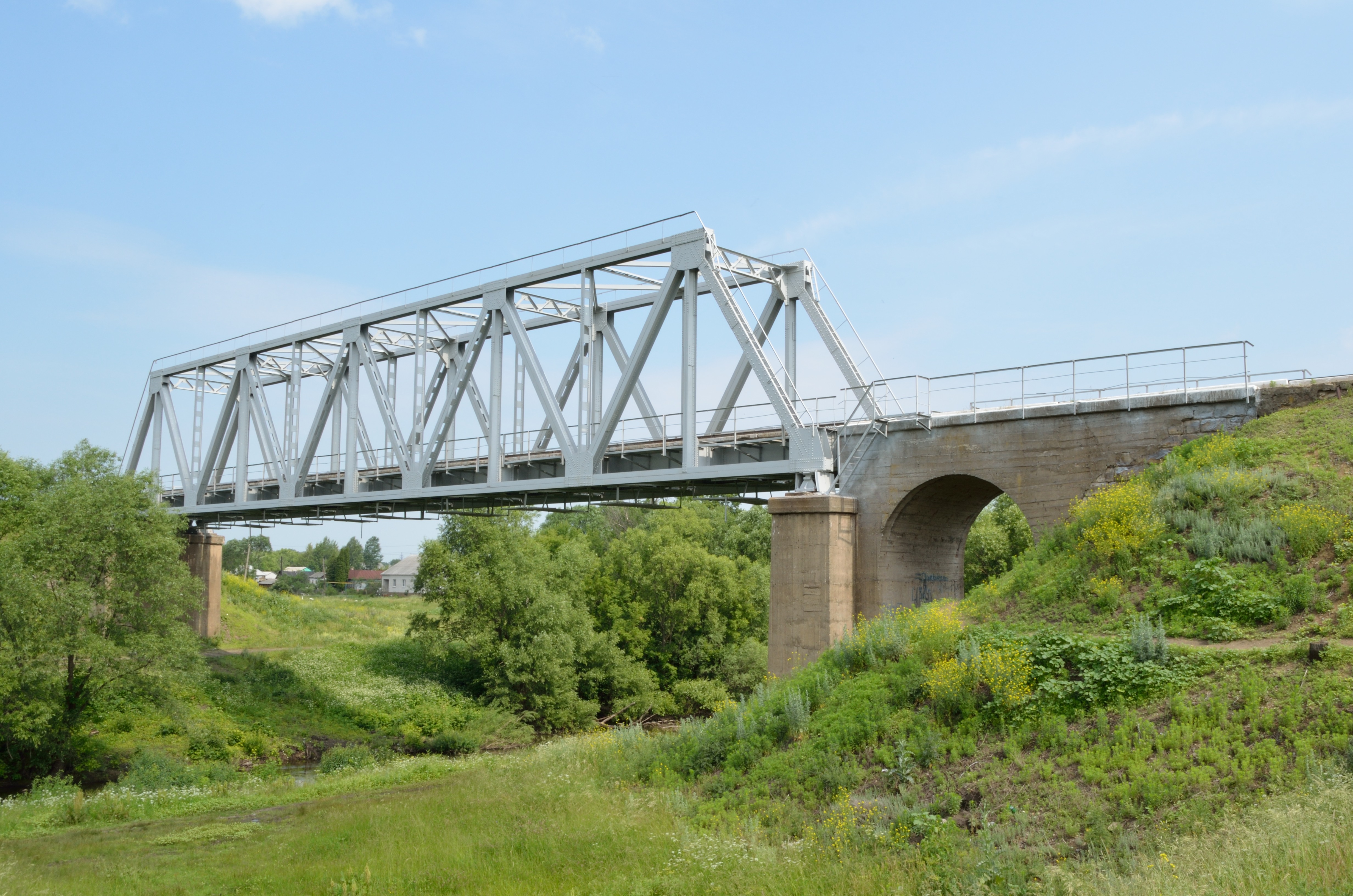 железнодорожный мост рекой