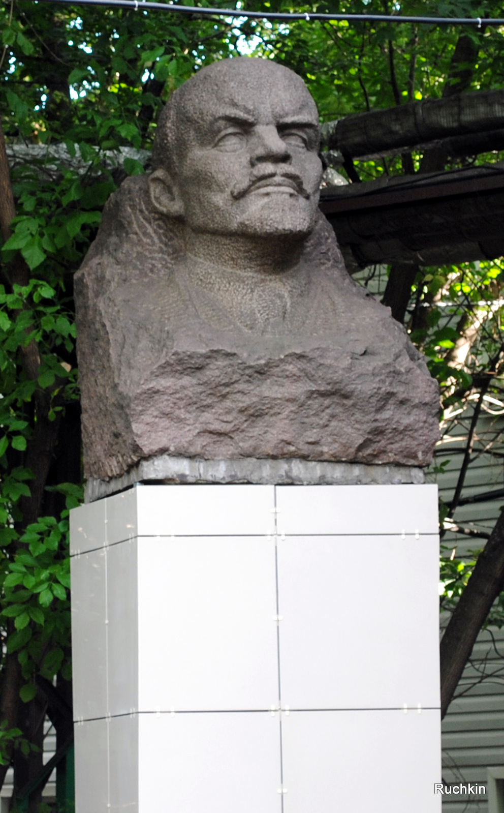 Бюст москва. Памятник Ленину бюст. Бюст Ленина в городе Коротояк. Первый памятник бюст Ленина в Красноярске. Памятник - бюст Ленину в Алупке.