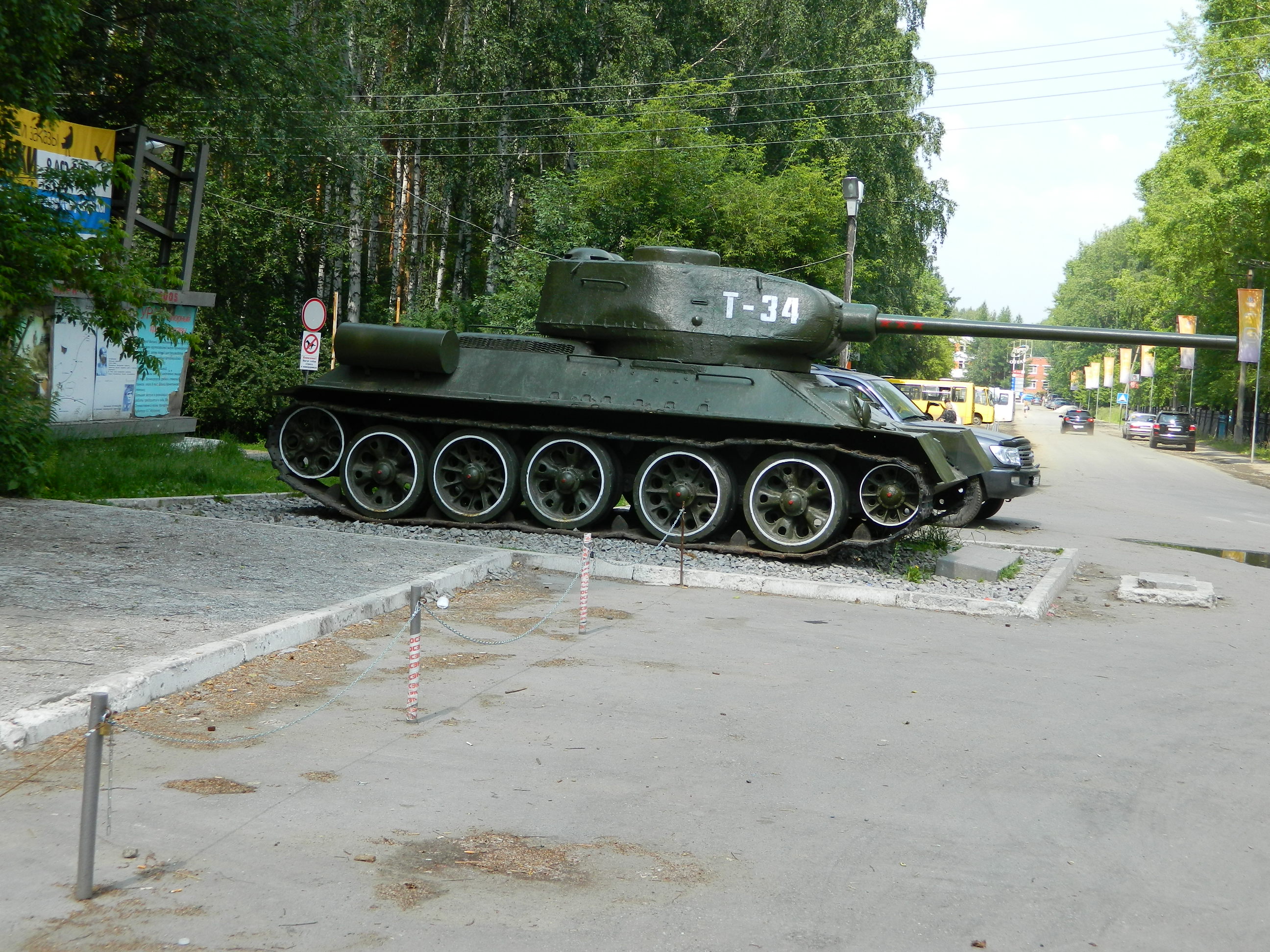 Парк победы уралмаш екатеринбург. Т34-85 танк Победы. Т 34 Уралмаш. Парк Победы Уралмаш танк 34. Танк т-34 в парке Победы Уралмаша.