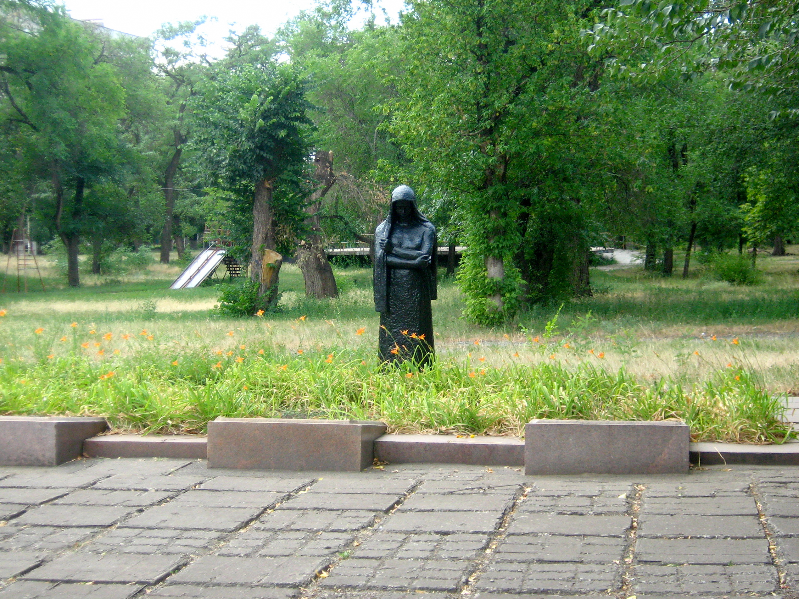 Кривой Рог памятник друг. Памятники местного значения. Скульптура Кривого рога друг. Статуя Богородицы в Кривом Роге.