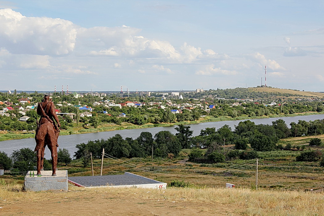 Город белая калитва ростовская. Город белая Калитва вид города. Белая Калитва памятник казак на коне. Казачья станица белая Калитва. Город белая Калитва памятник коню.