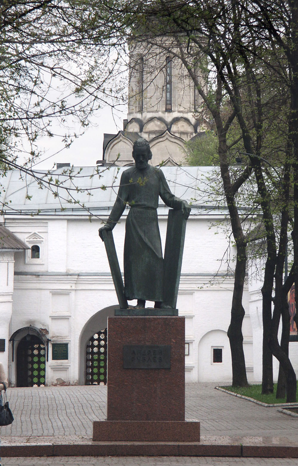 Памятник рублев. Памятник преподобному Андрею Рублёву. Памятник Андрею Рублеву Комов. Памятник Андрею Рублеву Андроников монастырь. Андрей Рублев памятник в Москве.